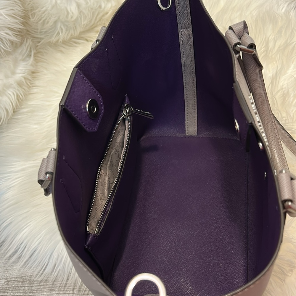 Michael Kors Greenwich Large Grab Bag - Picture 10 of 15